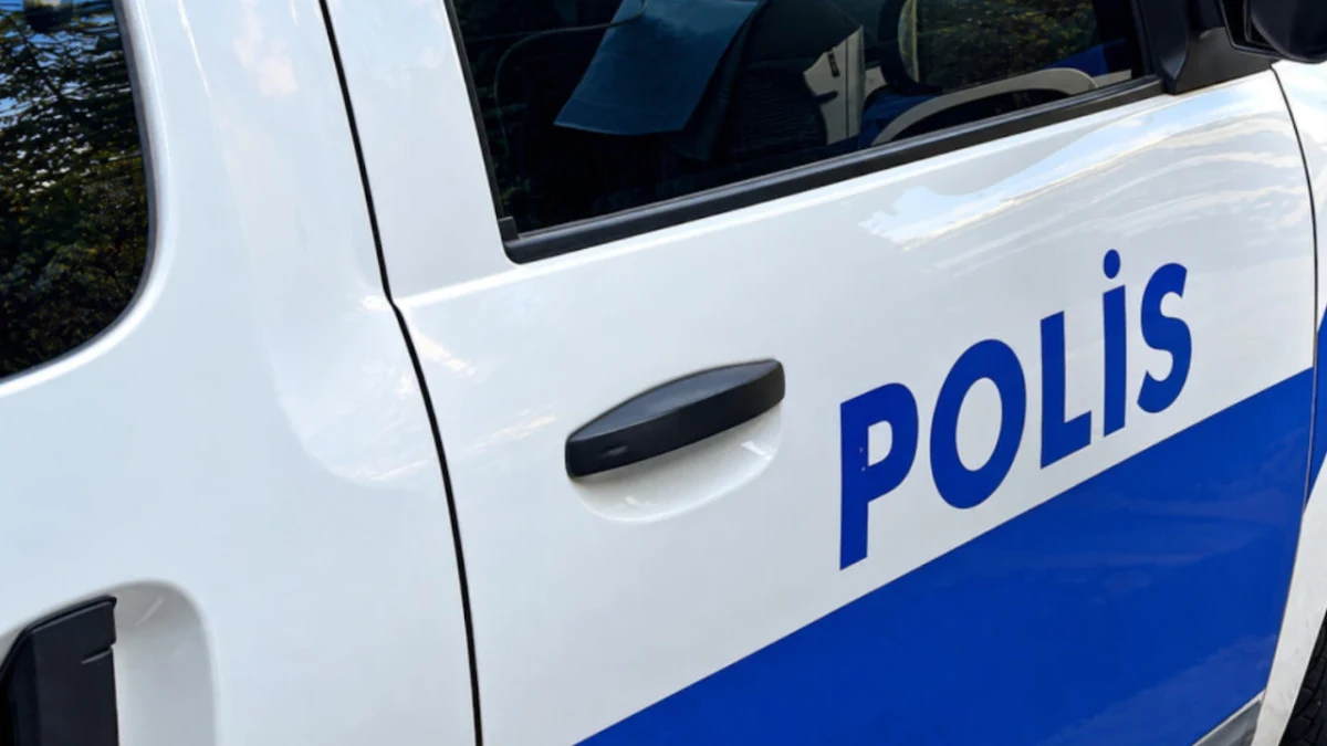 Polis aracının kapısında POLİS yazısı