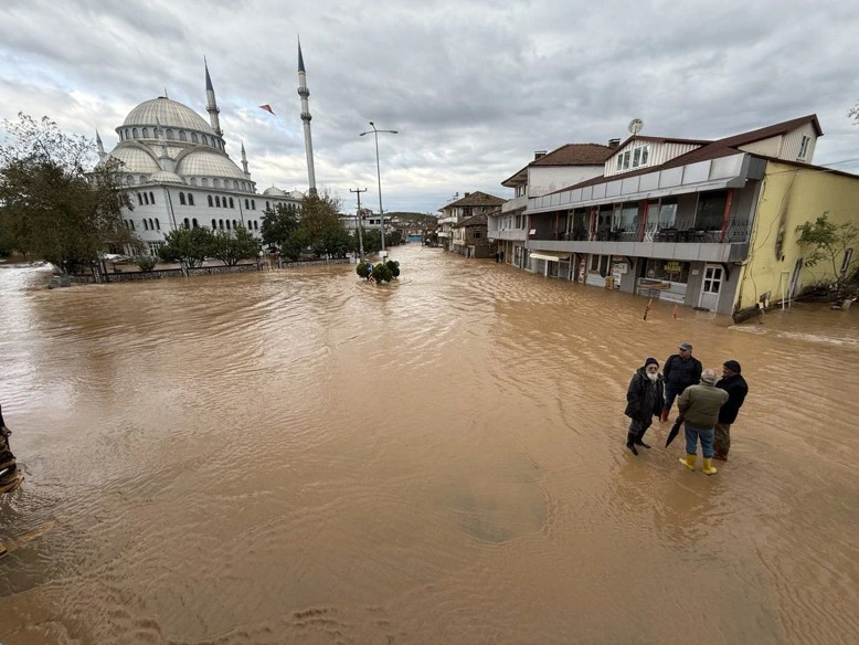Sakarya’nın Darıçayırı Mahallesi’nde sel suları caddeyi kapladı