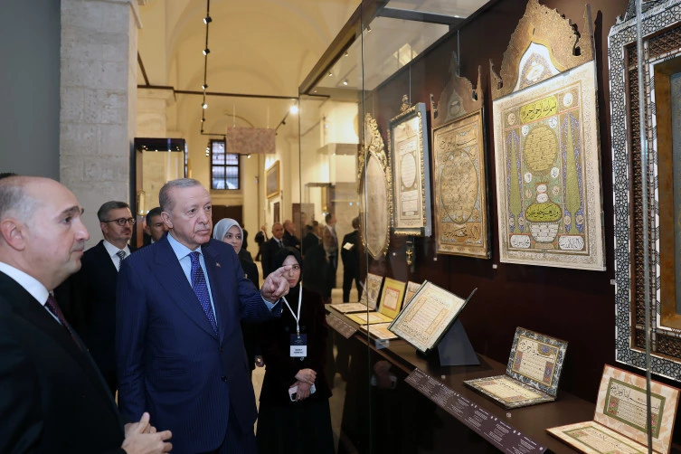 Cumhurbaşkanı Erdoğan, Darphane-i Amire Müzeleri’nde sergilenen hüsnühat eserlerini inceliyor.