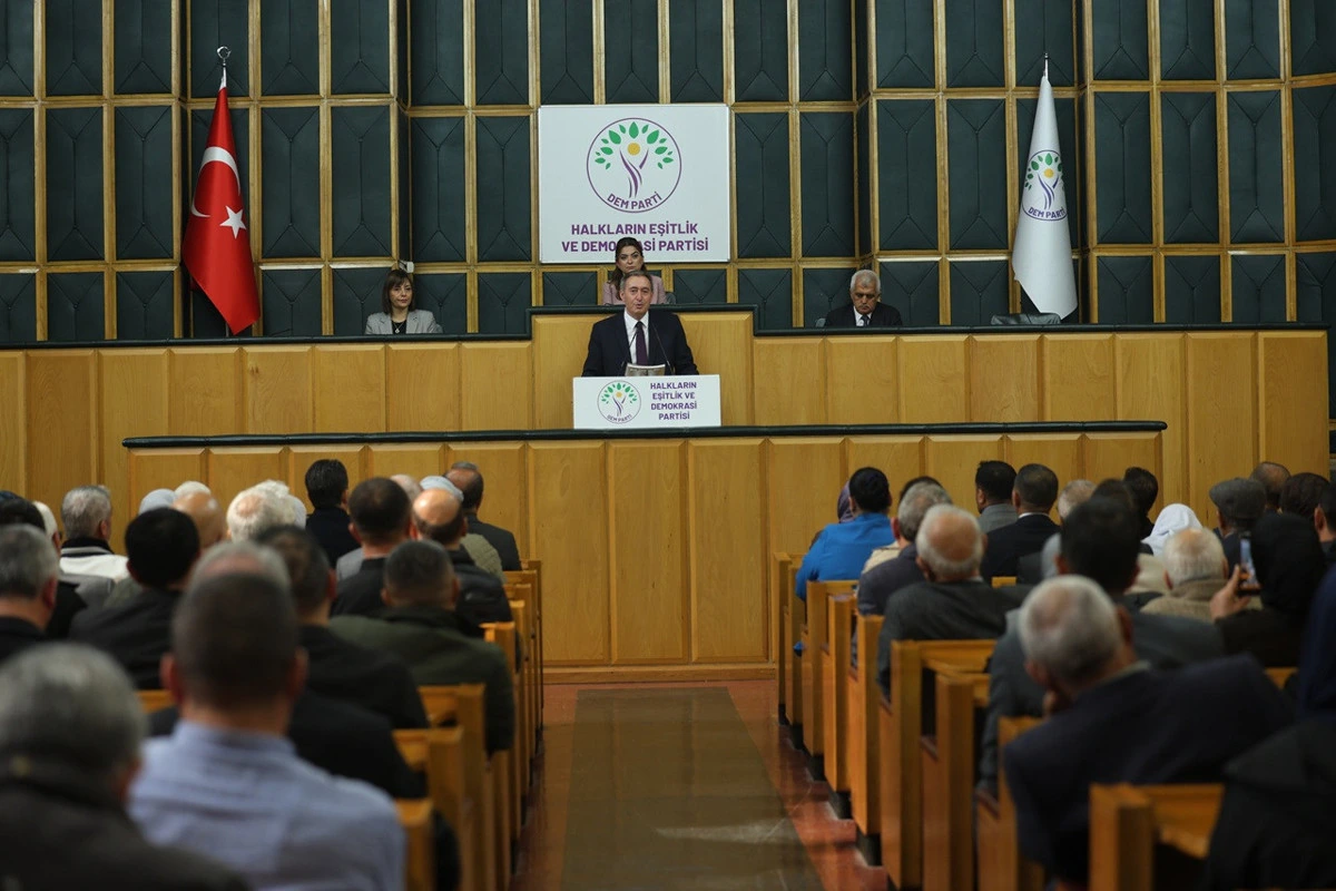 Tuncer Bakırhan DEM Parti grup toplantısında kürsüde