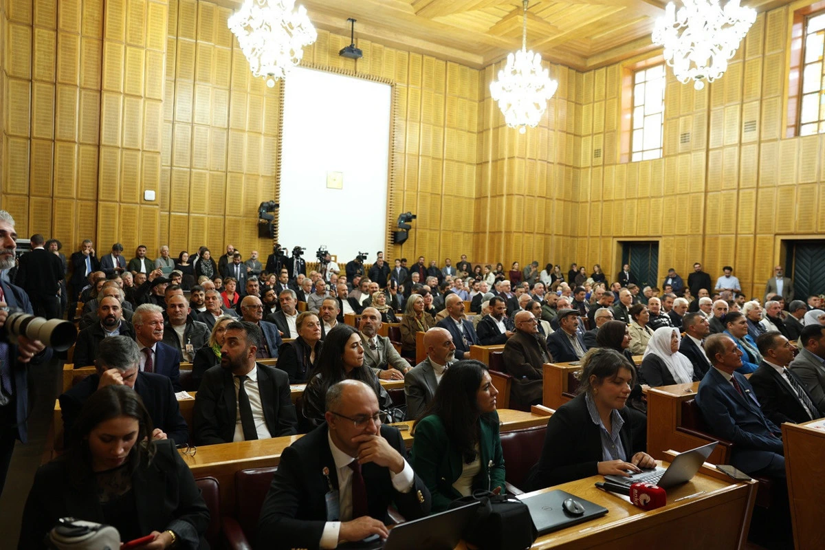 DEM Parti grup toplantısını izleyen katılımcılar