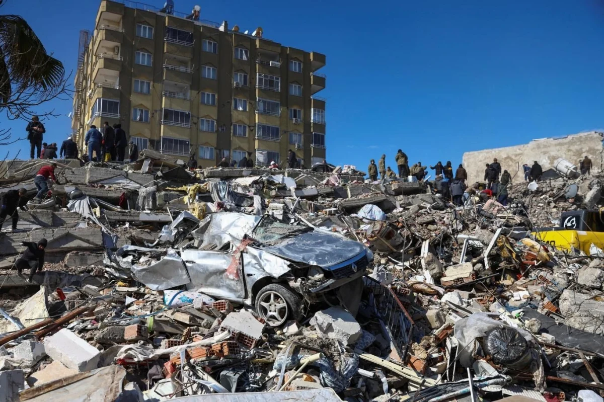 Deprem sonrası yıkılmış yapıların enkazında arama kurtarma çalışmaları