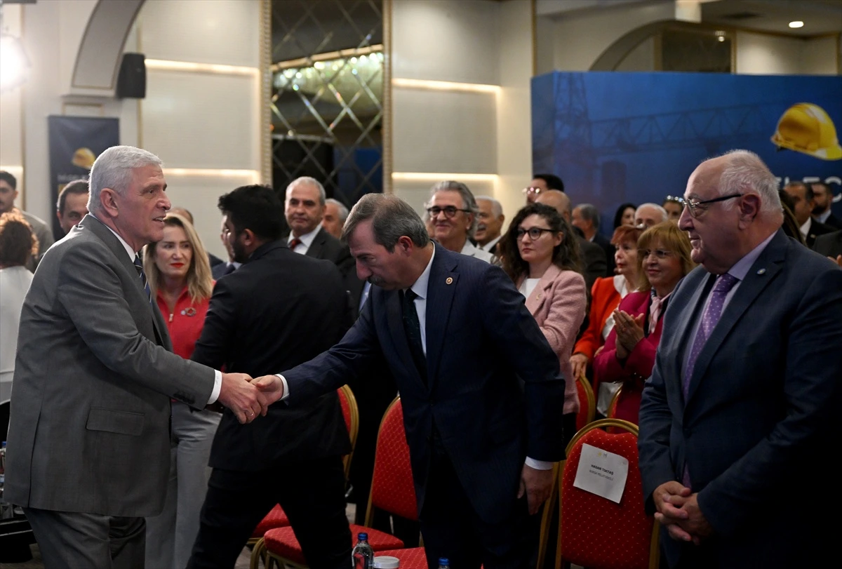 İYİ Parti Genel Başkanı Müsavat Dervişoğlu, emek çalıştayı sırasında bir katılımcıyla tokalaşıyor