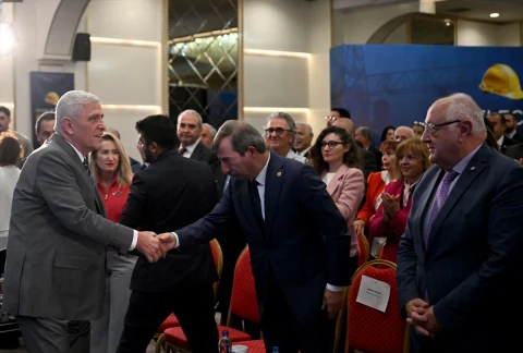 İYİ Parti Genel Başkanı Müsavat Dervişoğlu, emek çalıştayı sırasında bir katılımcıyla tokalaşıyor