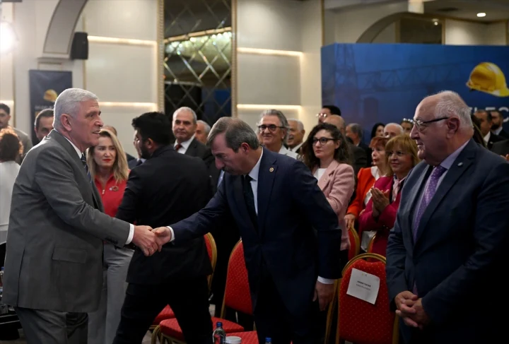 İYİ Parti Genel Başkanı Müsavat Dervişoğlu, emek çalıştayı sırasında bir katılımcıyla tokalaşıyor