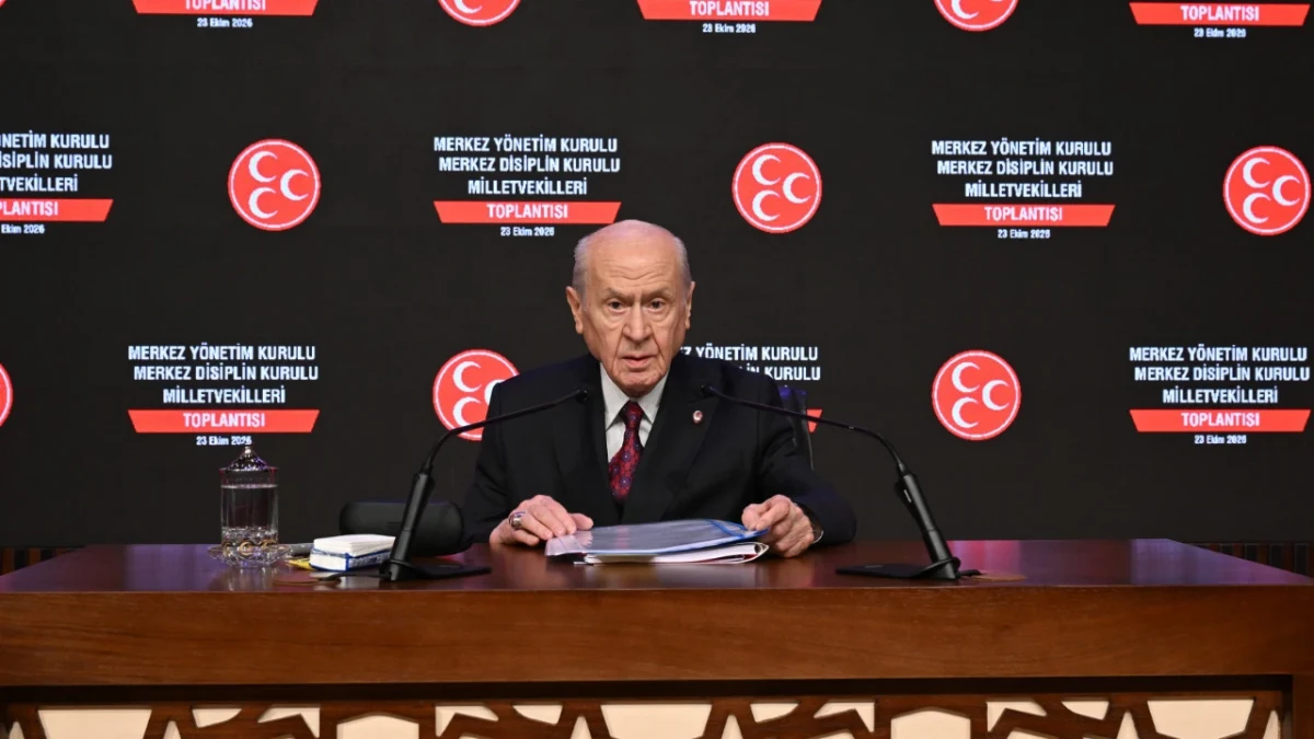 Devlet Bahçeli, MHP toplantısında masada otururken