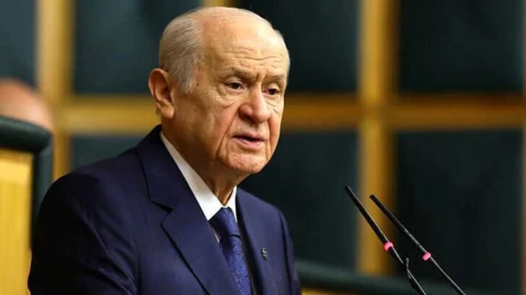 MHP Genel Başkanı Devlet Bahçeli, kürsüde mikrofonların önünde konuşurken