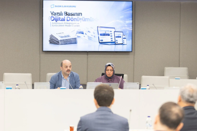 Çalıştay oturumunda iki konuşmacı masada sunum yapıyor