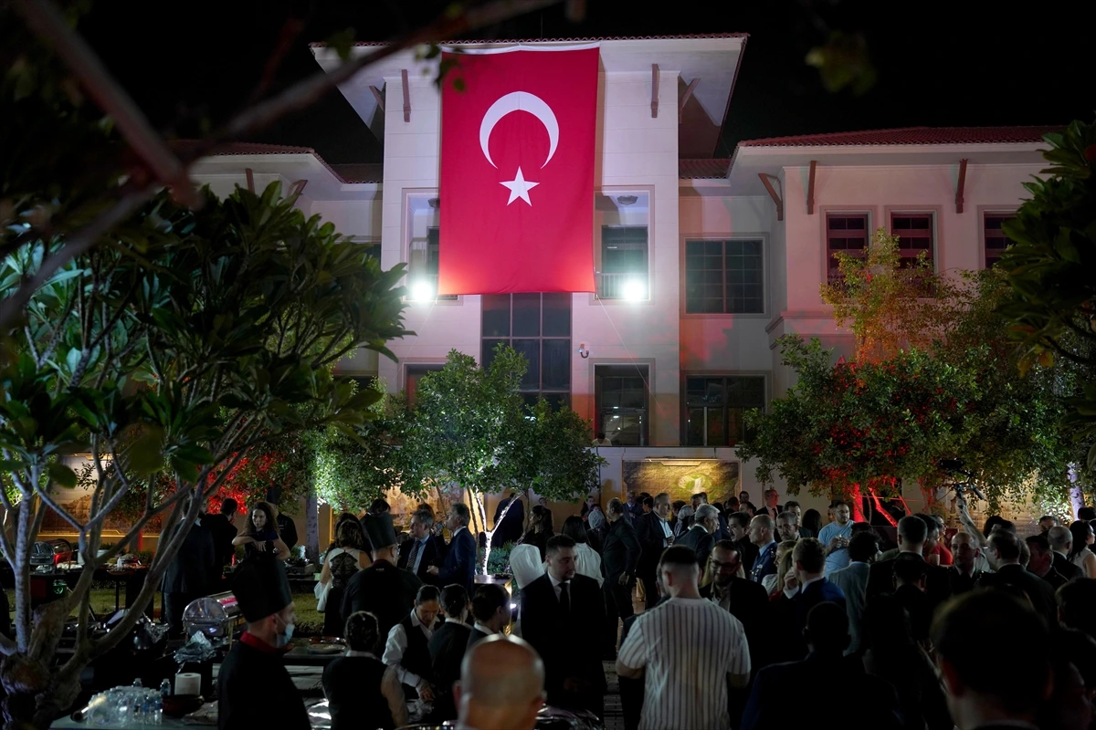 Katar’daki resepsiyon sırasında Türk bayrağıyla aydınlatılan büyükelçilik binası
