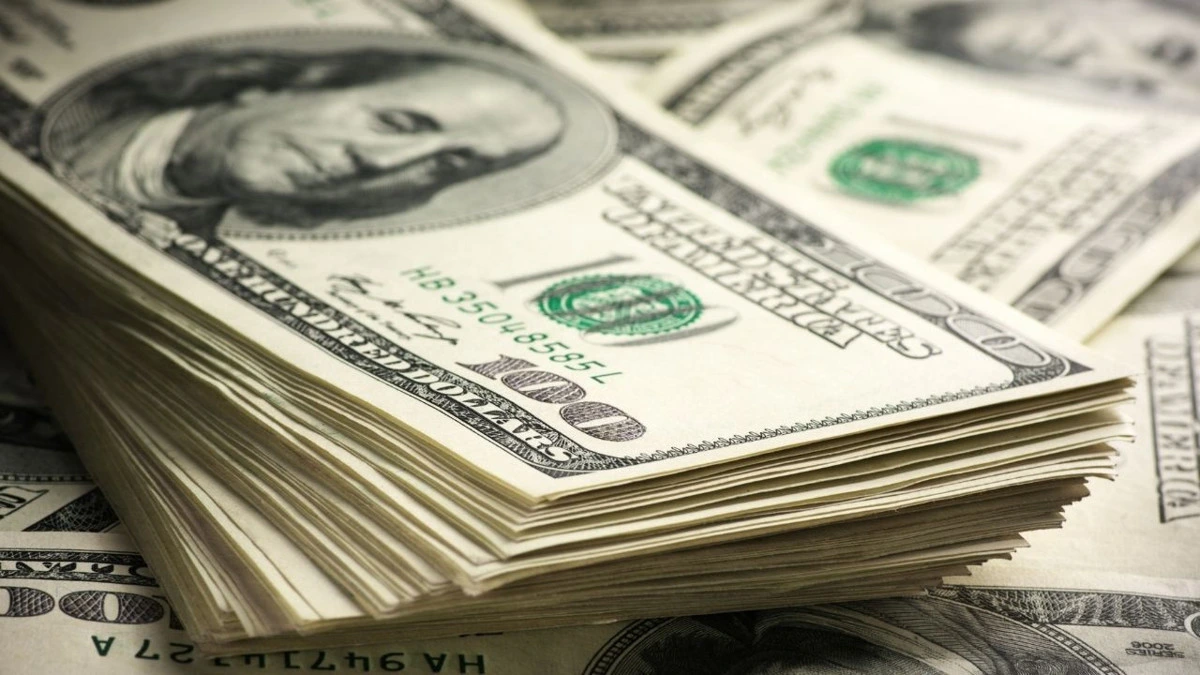 Üst üste dizilmiş ABD doları banknotları