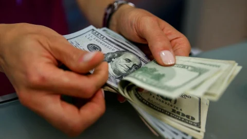 Dolar 49,76 TL, euro 55,91 TL seviyesinde