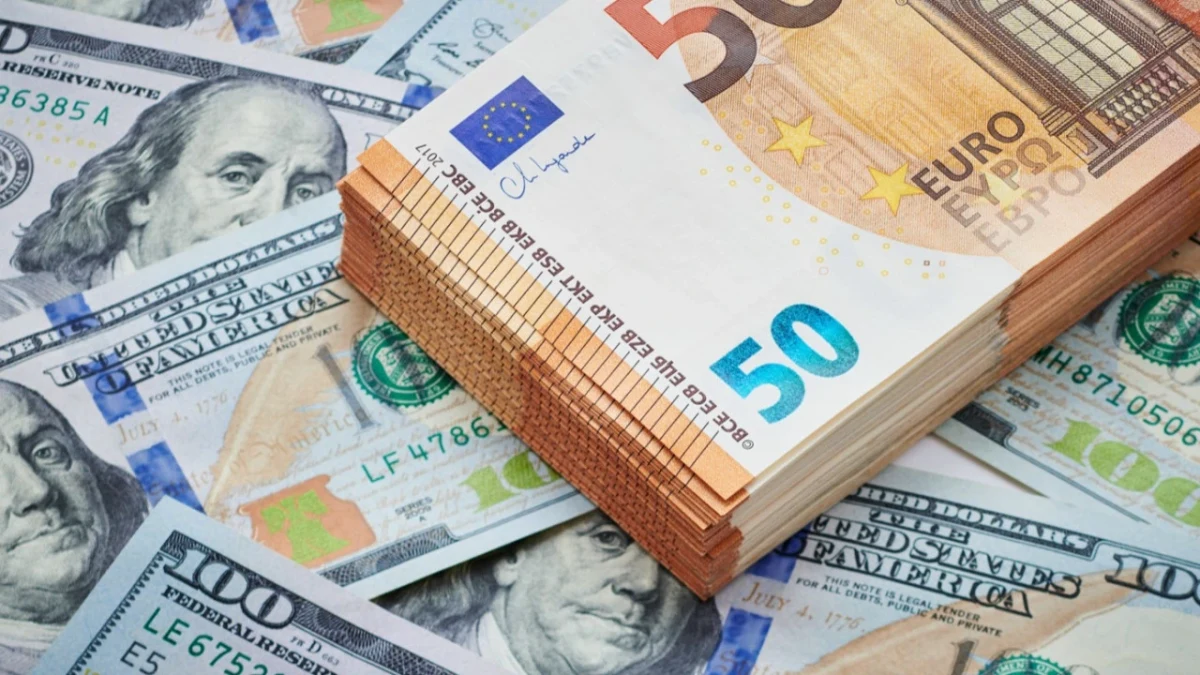 ABD doları banknotlarının üzerinde duran 50 euroluk banknot destesi