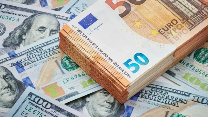 ABD doları banknotlarının üzerinde duran 50 euroluk banknot destesi