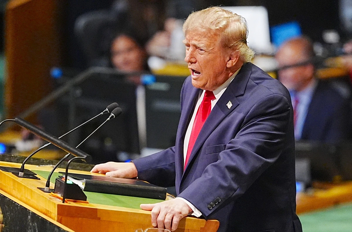 Donald Trump bir kürsüde konuşma yaparken