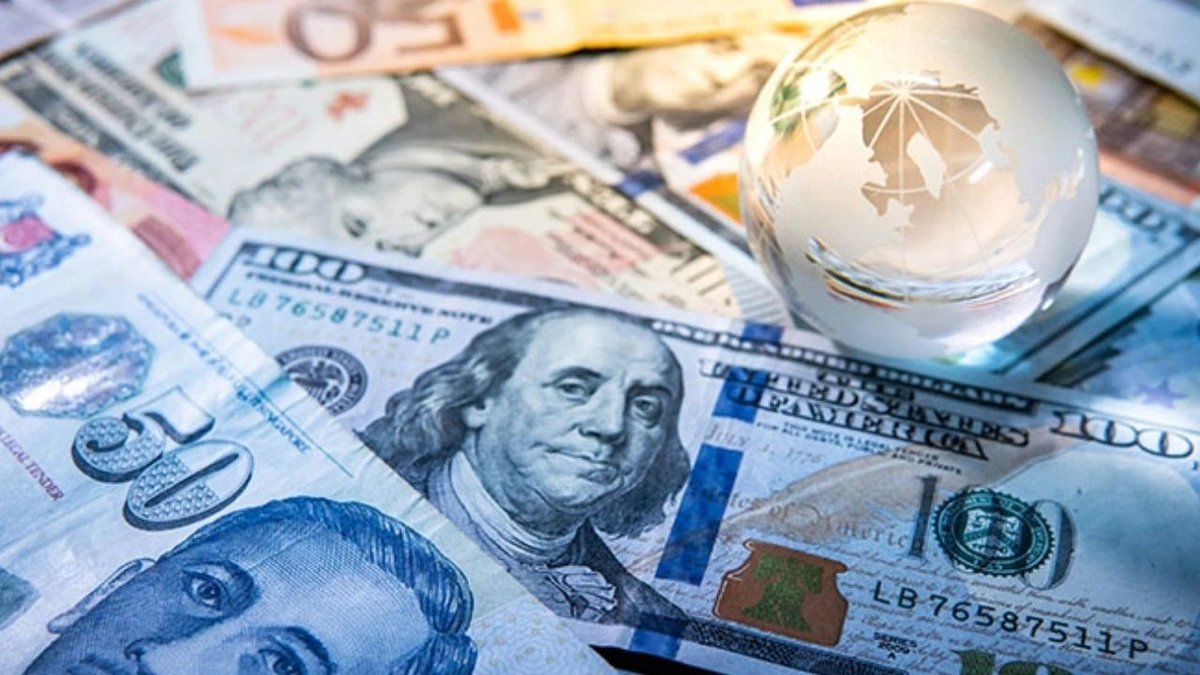 Dolar banknotları, farklı ülkelere ait para birimleri ve dünya küresi