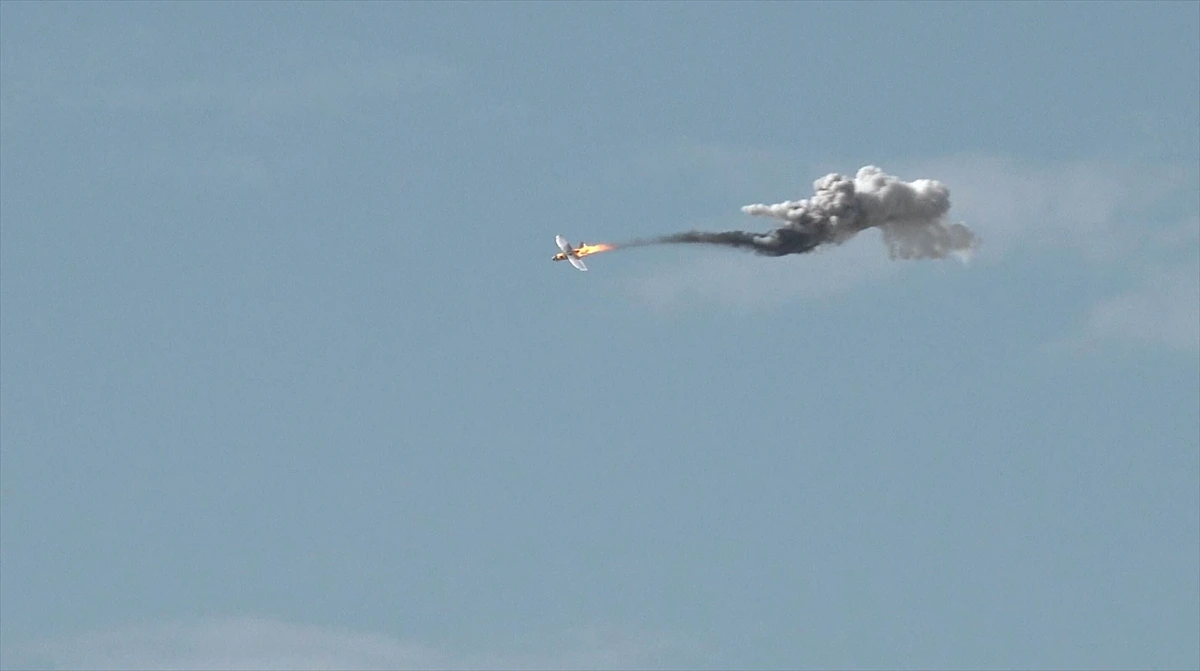 Gökyüzünde duman izi bırakan bir dron