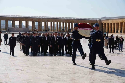 DSO heyeti, Anıtkabir’de çelenk taşıyan askerlerin arkasında yürürken