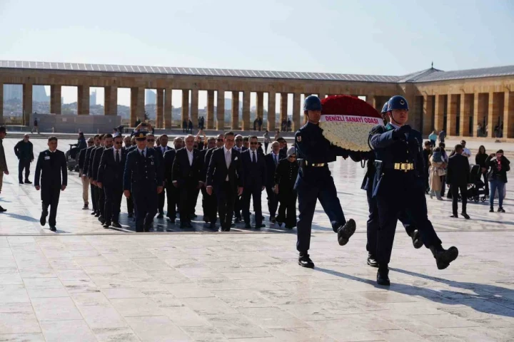 DSO heyeti, Anıtkabir’de çelenk taşıyan askerlerin arkasında yürürken