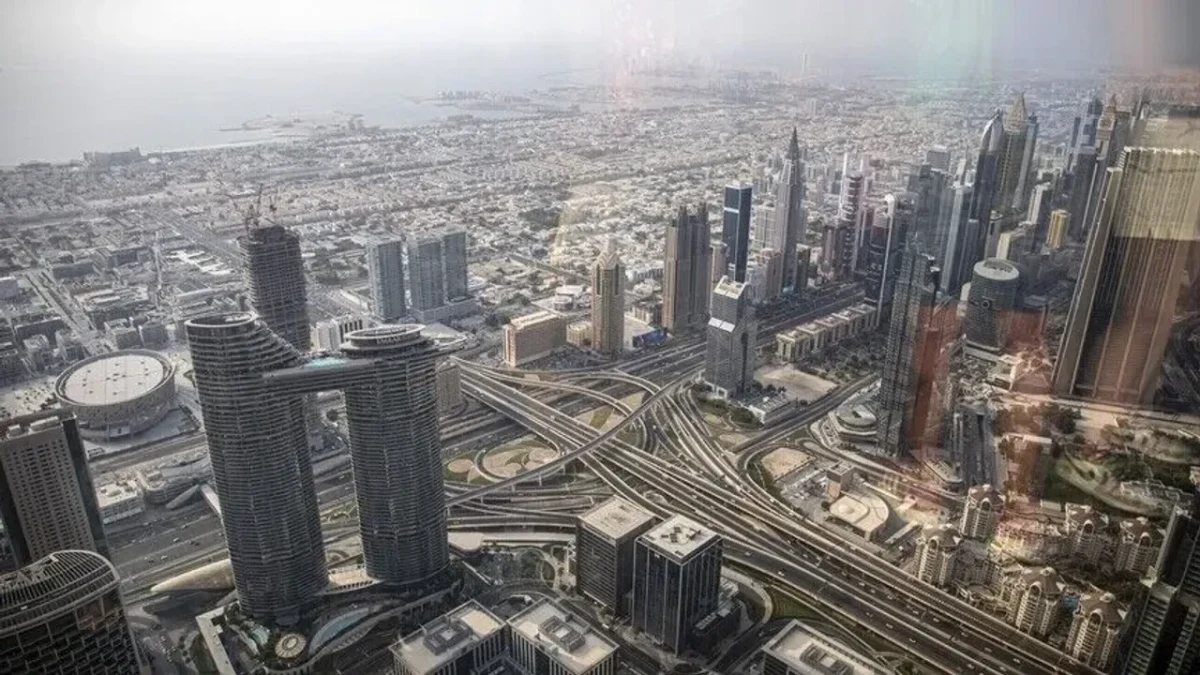 Dubai’de gökdelenler ve çok katlı yolların bulunduğu kent merkezi