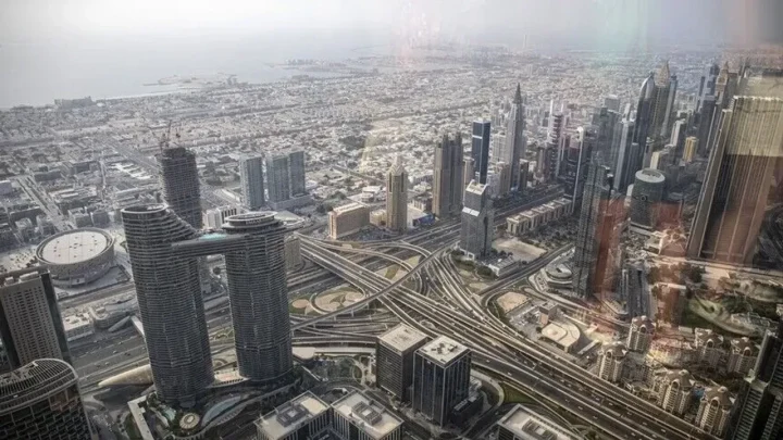 Dubai’de gökdelenler ve çok katlı yolların bulunduğu kent merkezi