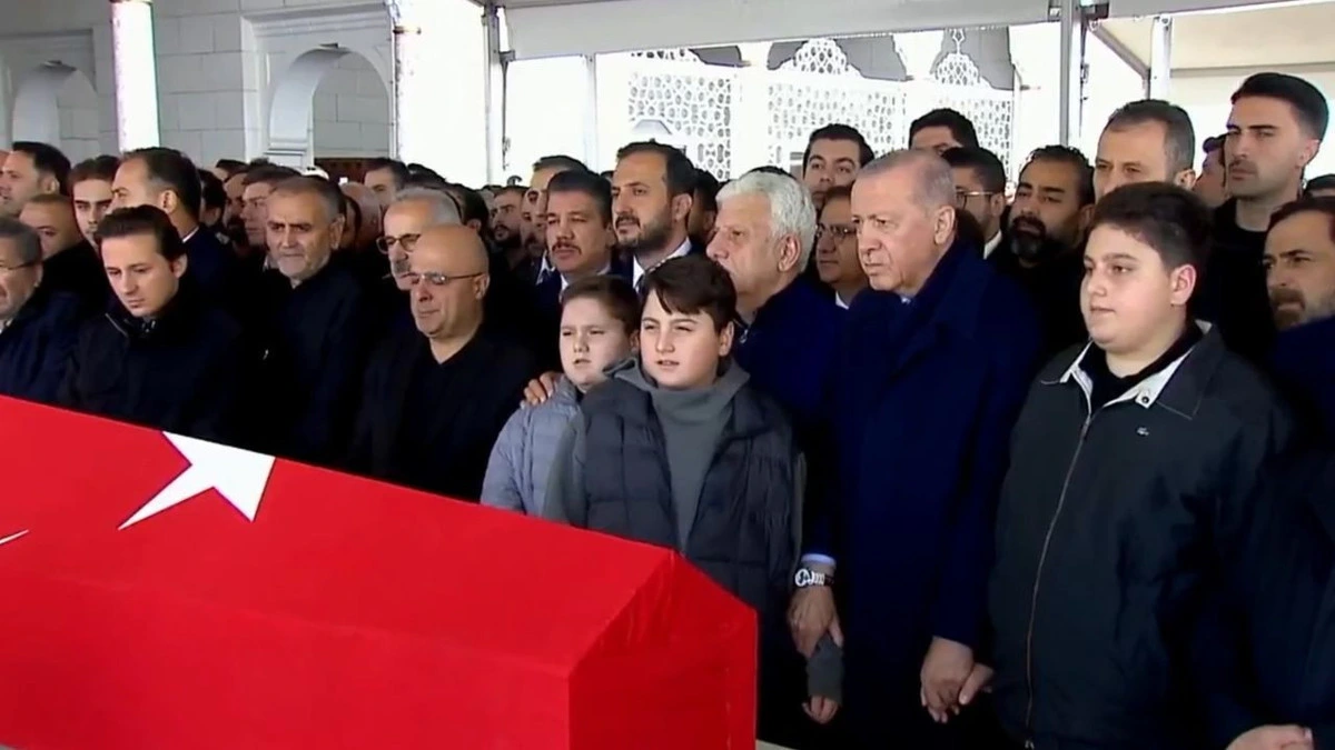 Cumhurbaşkanı Erdoğan ve katılımcılar, Türk bayrağına sarılı naaşın önünde