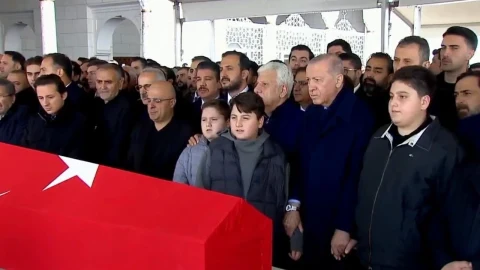 Cumhurbaşkanı Erdoğan ve Gültekin’in çocukları, Türk bayrağına sarılı naaşın önünde