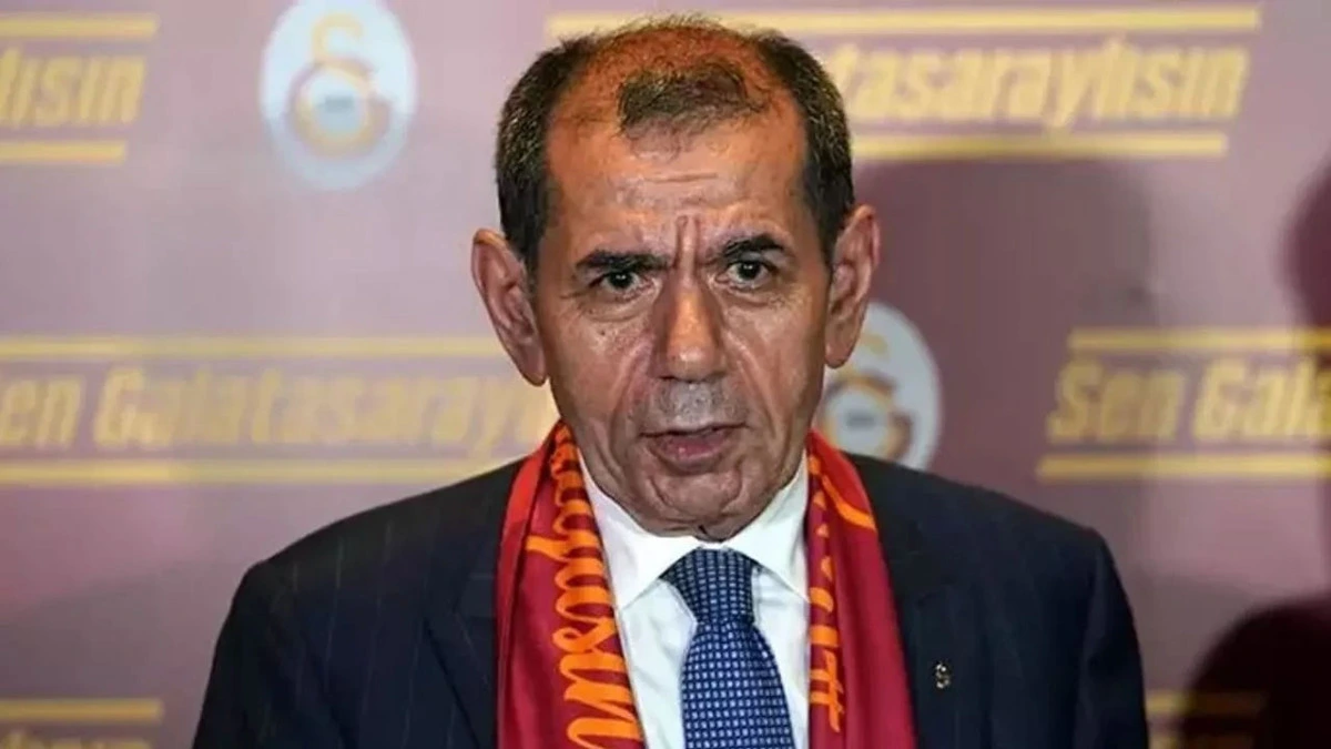 Galatasaray atkısı takan Dursun Özbek