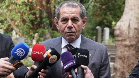 Galatasaray Başkanı Dursun Özbek, basın mensuplarına açıklama yapıyor