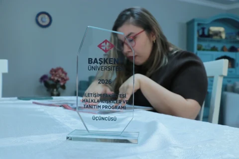 Duru Candansayar, Başkent Üniversitesi’nde aldığı bölüm üçüncülüğü ödülünün yanında çalışıyor.
