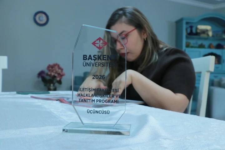 Duru Candansayar, Başkent Üniversitesi’nde aldığı bölüm üçüncülüğü ödülünün yanında çalışıyor.