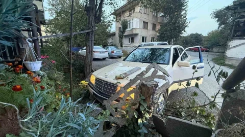 Kocaeli’den çalınan araçla Ankara’ya gitmeye çalışan şüpheliler Düzce’de yakalandı