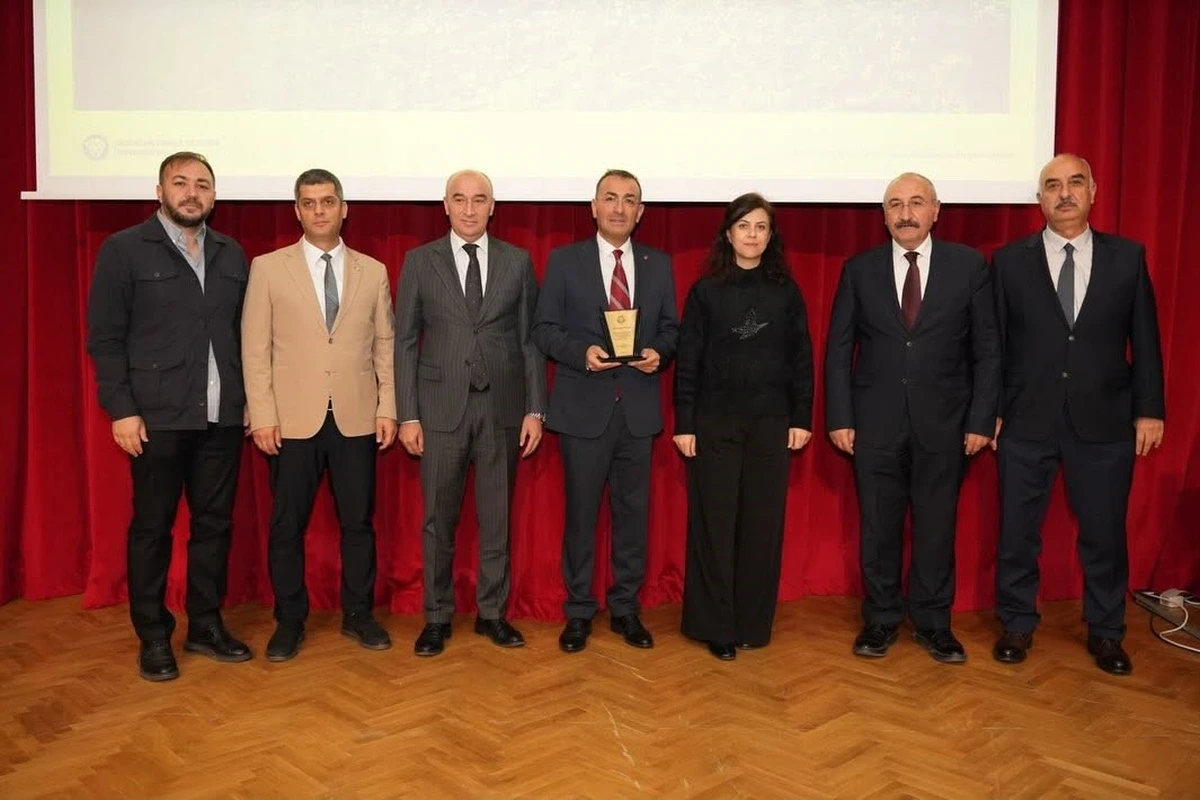 Konferansın ardından sahnede plaketle birlikte yan yana duran yedi kişi