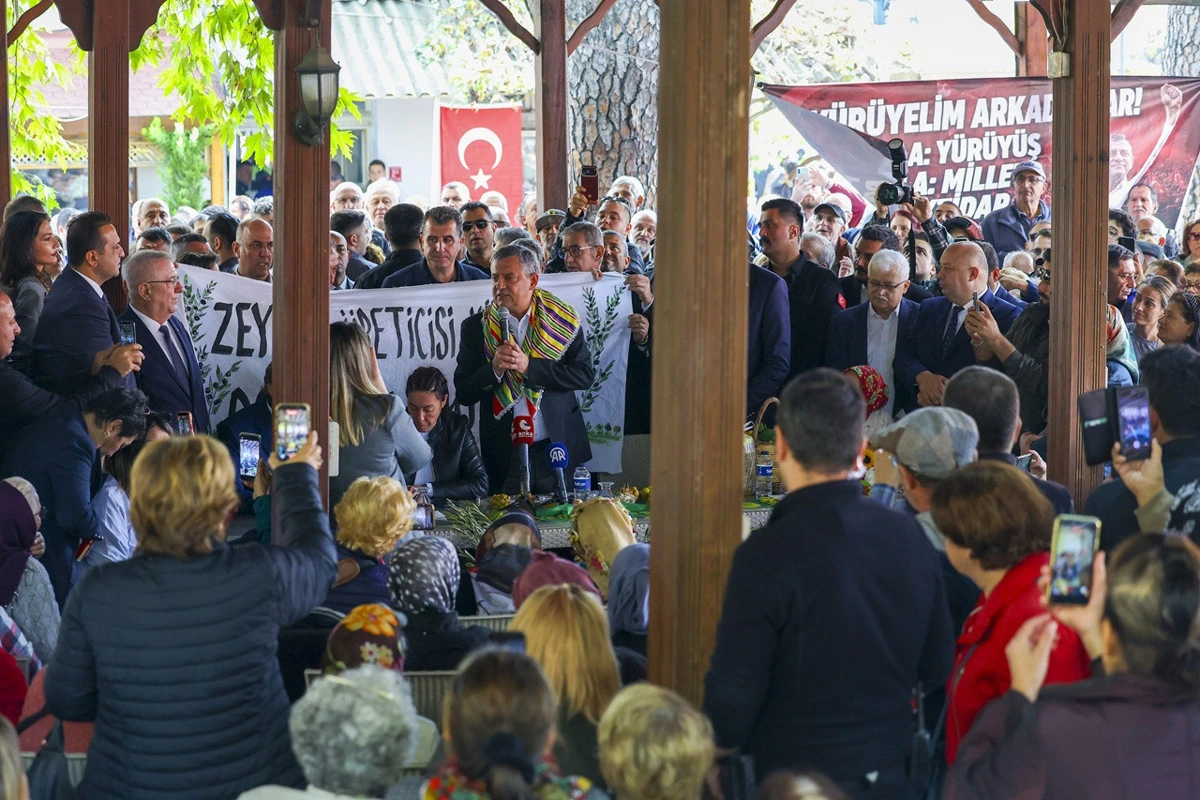 Özgür Özel’in konuşmasını dinleyen kalabalık