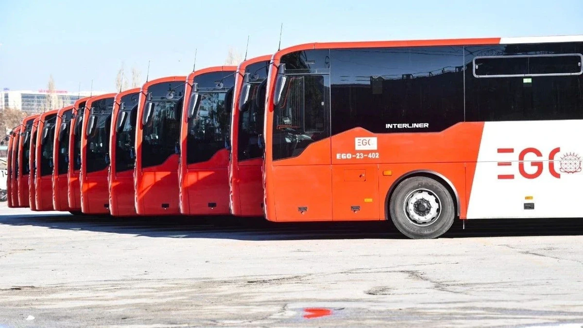 Park halinde sıralanmış kırmızı beyaz EGO otobüsleri