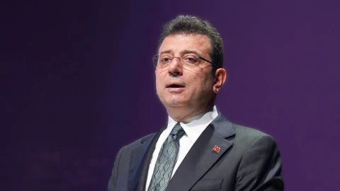 Ekrem İmamoğlu, koyu renk takım elbisesiyle konuşurken
