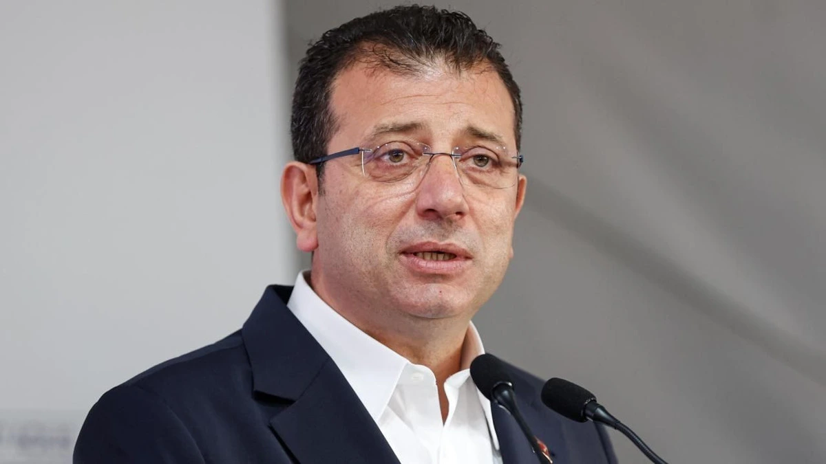 Ekrem İmamoğlu kürsüde konuşurken