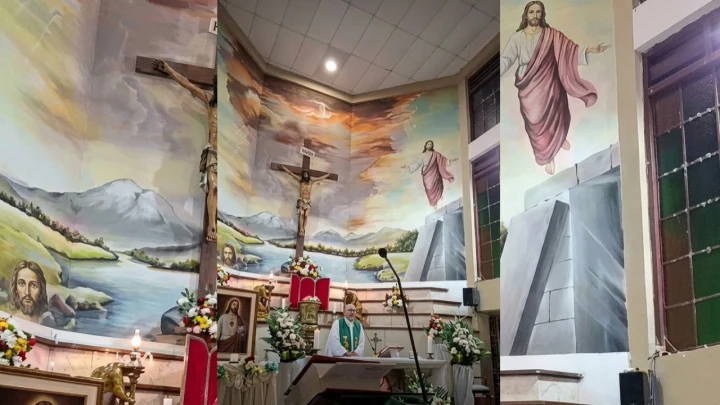 Guayaquil’deki kilisenin sunağı ve duvarda asılı haç