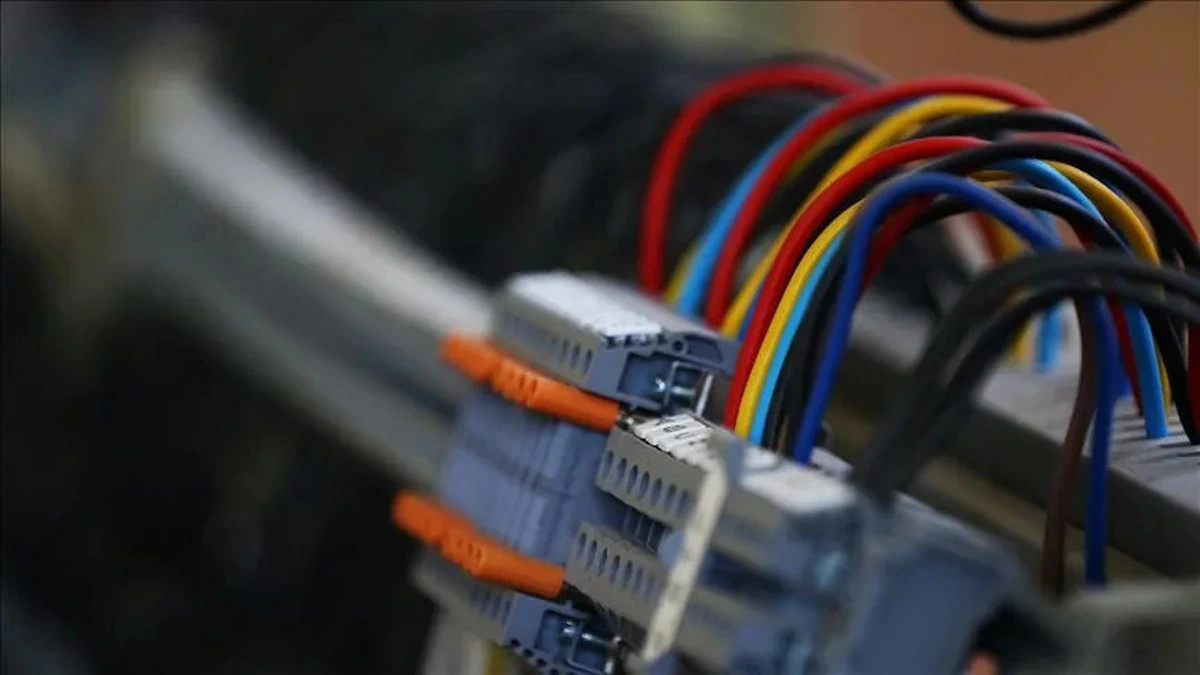 Elektrik-elektronik üretiminde kullanılan renkli kablolar ve bağlantı parçaları