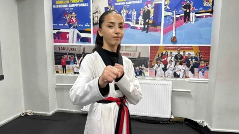 Taekwondo kıyafetiyle poz veren Elif Işık