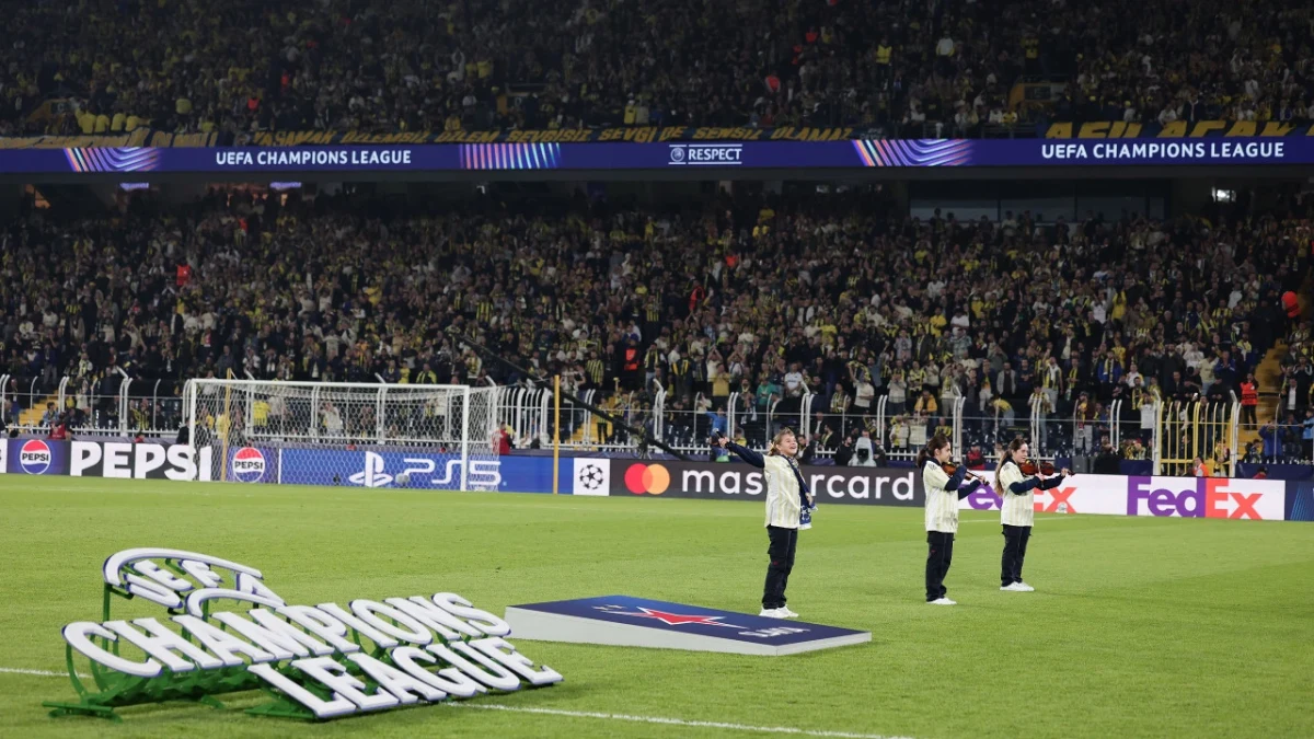 Kadıköy’de Fenerbahçe-Slavia Prag maçı öncesi saha seremonisinde yer alan öğrenciler