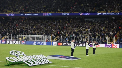 Kadıköy’de Fenerbahçe-Slavia Prag maçı öncesi saha seremonisinde yer alan öğrenciler