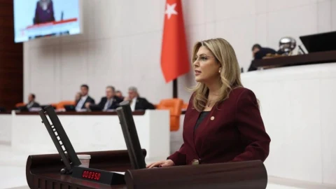 Elvan Işık Gezmiş TBMM kürsüsünde konuşma yaparken