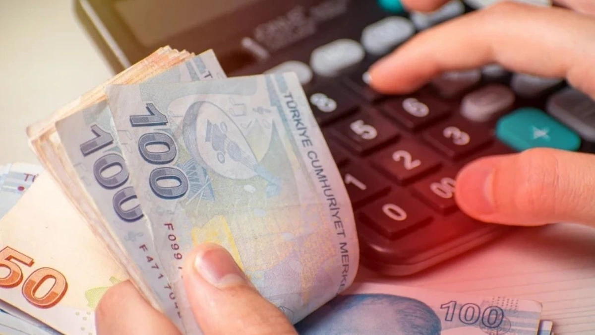 Türk lirası banknotları ve hesap makinesiyle bütçe hesabı yapılıyor.