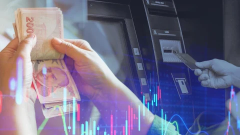 Banknot sayan eller ve ATM işlemi, emekli aylıklarıyla ilgili haberi görselleştiriyor