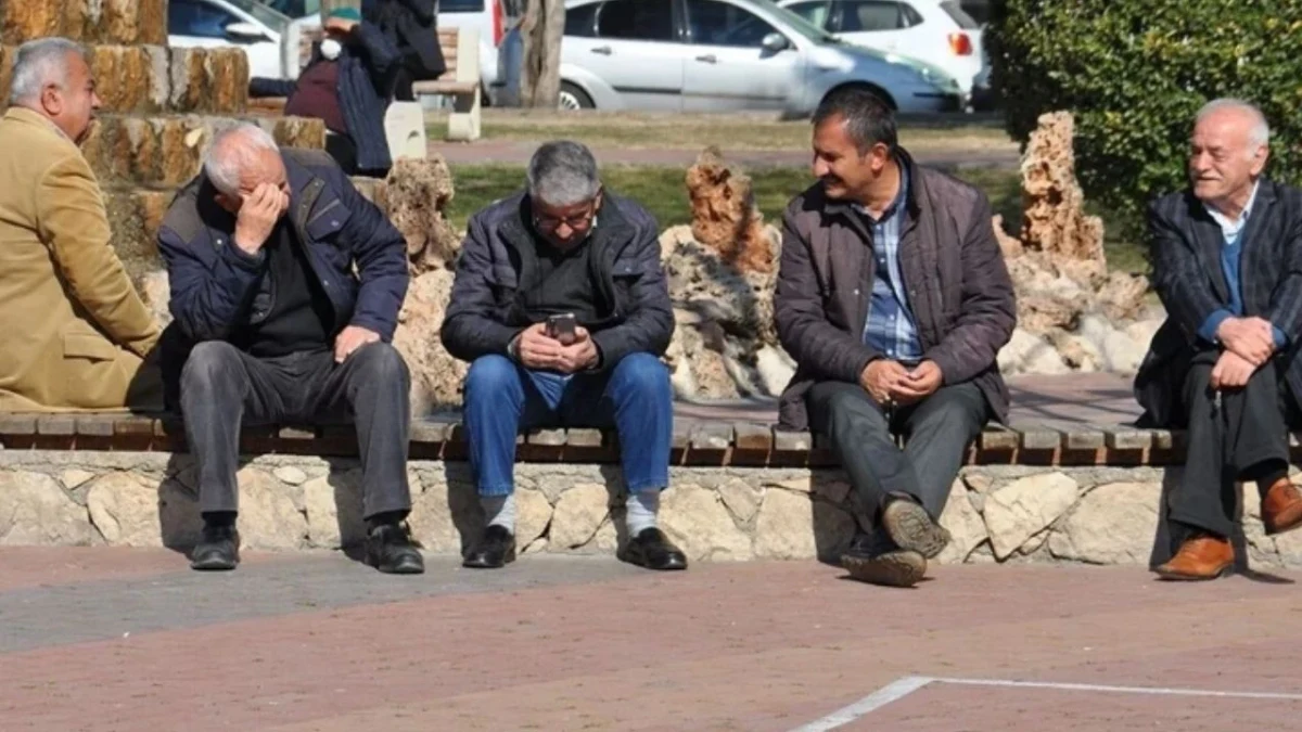 Bir parkta bankta oturan yaşlı erkekler
