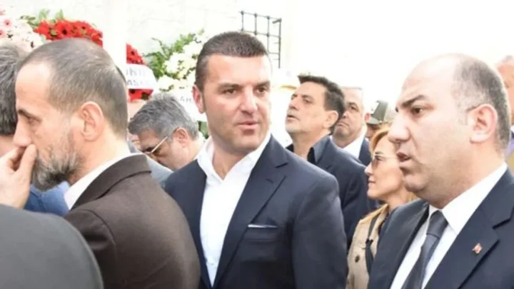 Emir Sarıgül, kalabalık bir grup arasında takım elbiseyle görülüyor