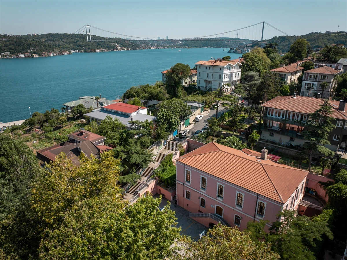Emirgan İlkokulu’nun tarihi binası ve Boğaz manzarası
