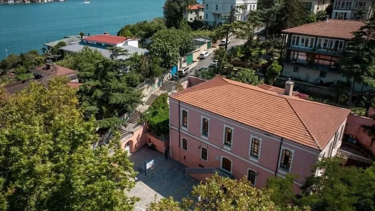 Emirgan İlkokulu’nun ağaçlar ve Boğaz kıyısındaki yapılar arasındaki tarihi binası