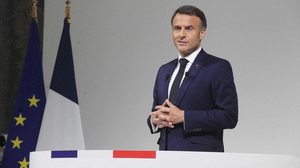 Fransa Cumhurbaşkanı Emmanuel Macron kürsüde konuşurken
