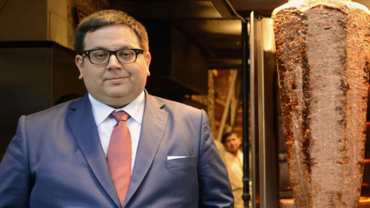 Emrah Sarıtaş, restoran ortamında döner ocağının yanında